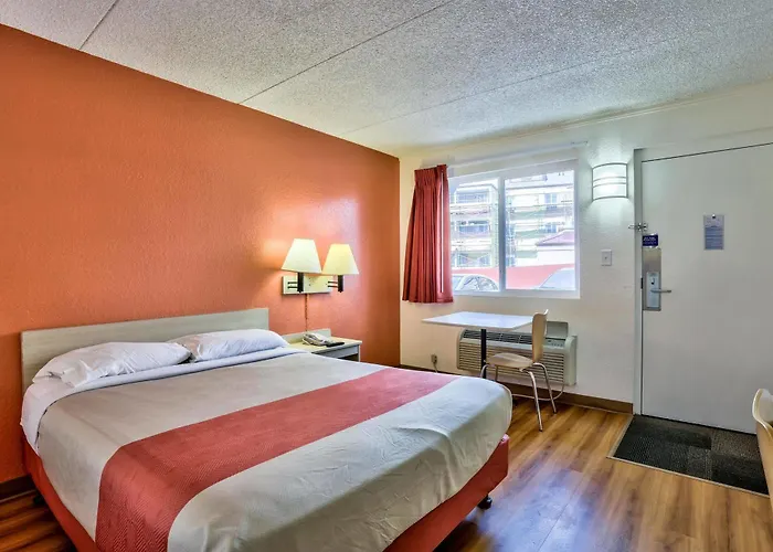 Hotel I-40 East Lucky Lane 2*